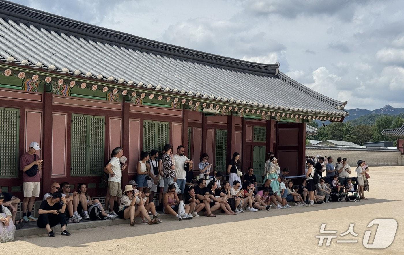 20일 서울 종로구 경복궁에서 민방위 훈련이 시작되자 외국인 관광객들이 처마 밑으로 대피한 모습. 2025.8.20/뉴스1 ⓒ News1 송송이 기자