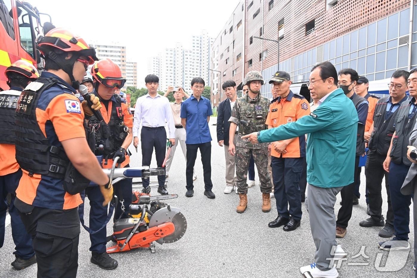 이현재 경기 하남시장이 20일 민방위 훈련을 지휘하고 있다.&#40;하남시 제공. 재판매 및 DB 금지&#41;/뉴스1 