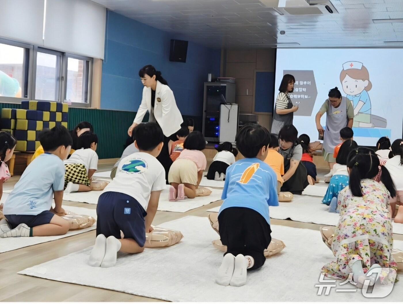 본문 이미지 - 한림성심대학교 BLS교육센터는 20일 강원도청 어린이집 원아를 대상으로 ‘심폐소생술 교육’을 실시했다.(한림성심대학교 BLS교육센터 제공. 재판매 및 DB금지)/뉴스1