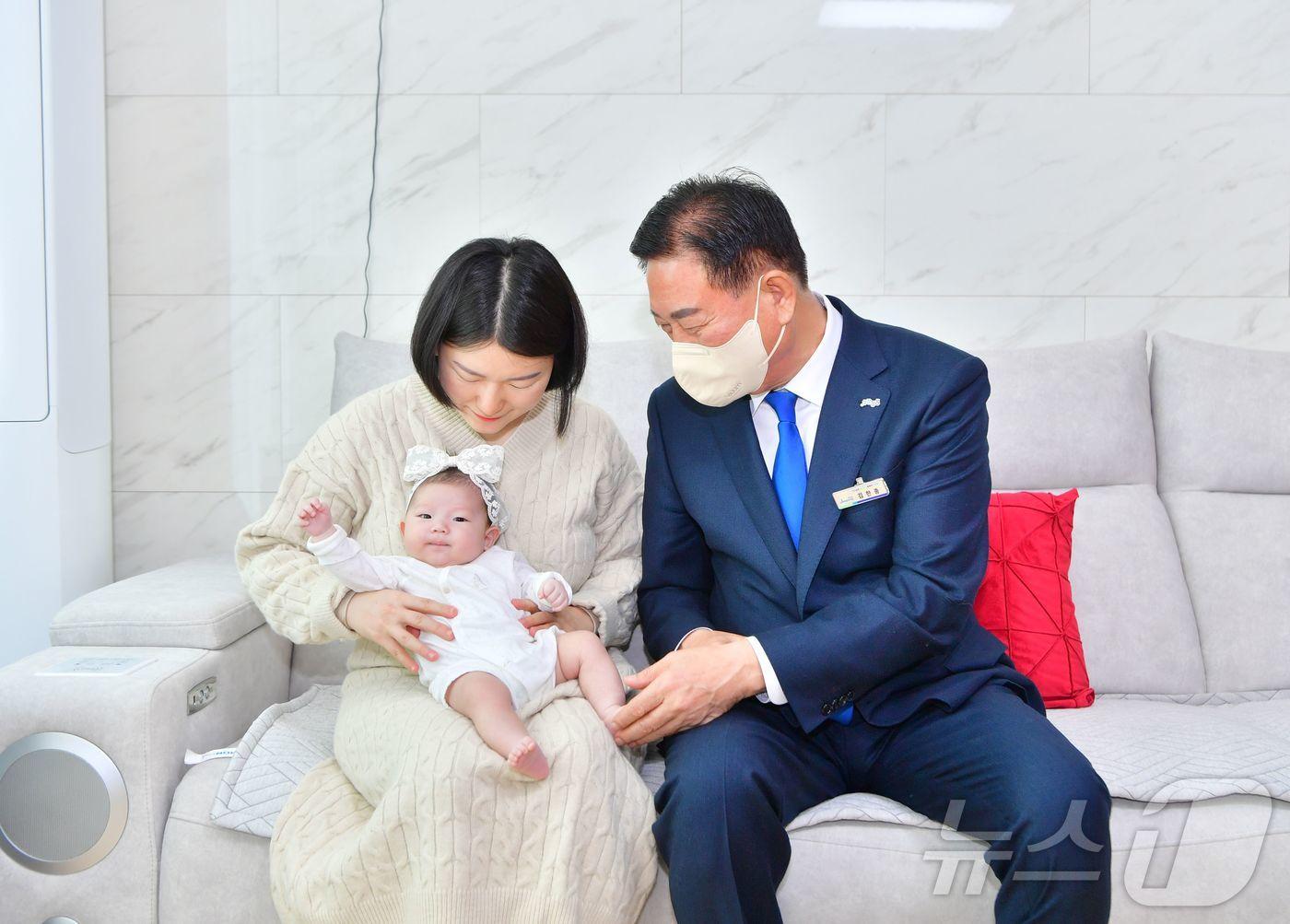 본문 이미지 - 김한종 전남 장성군수가 신생아와 산모를 축하하고 있다.&#40;장성군 제공. 재배포 및 DB 금지&#41;