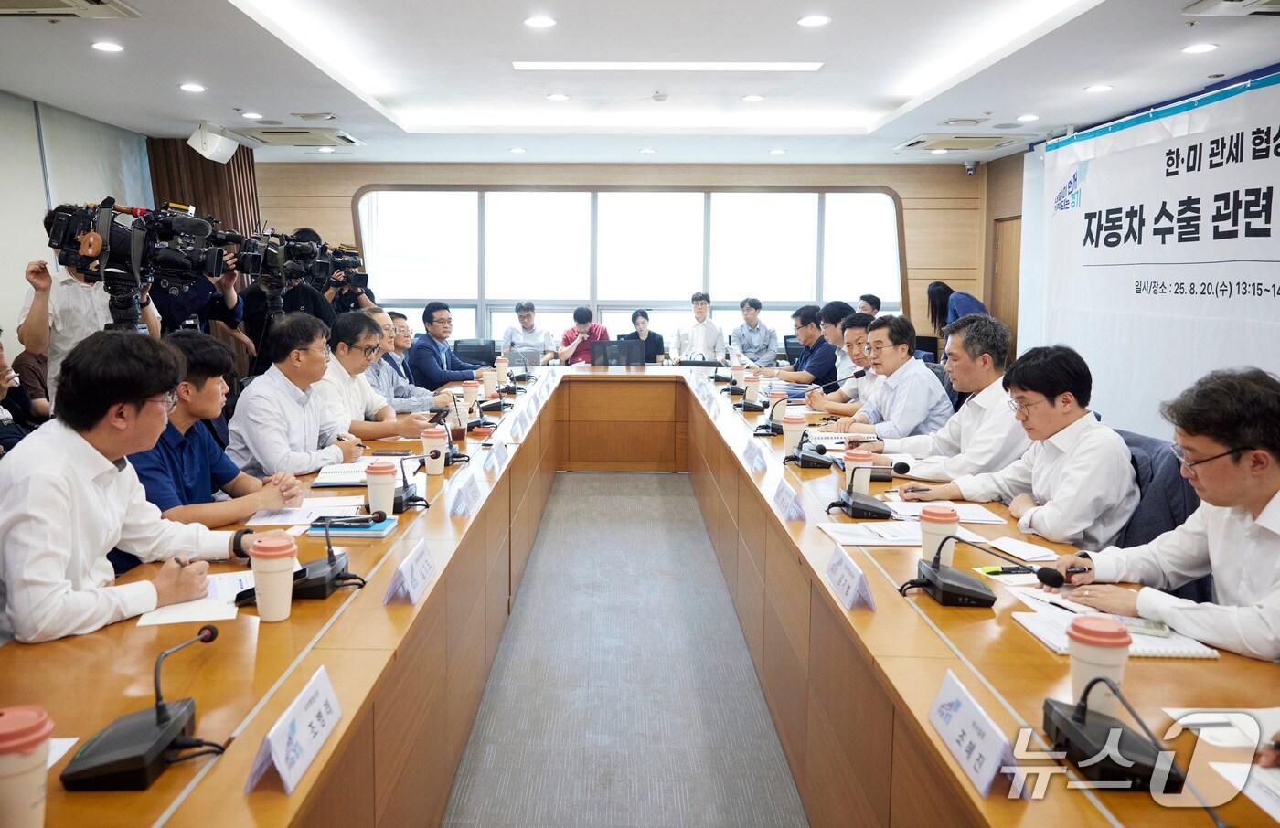 김동연 경기도지사가 20일 오후 평택항마린센터에서 열린 자동차 수출기업 관계자 현장간담회에서 기업인들의 애로사항을 청취하며 후속조치 논의를 하고 있다.