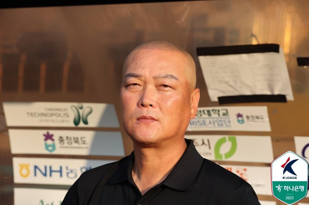 본문 이미지 - 천안시티FC를 이끄는 김태완 감독이 사임했다.(한국프로축구연맹 제공)