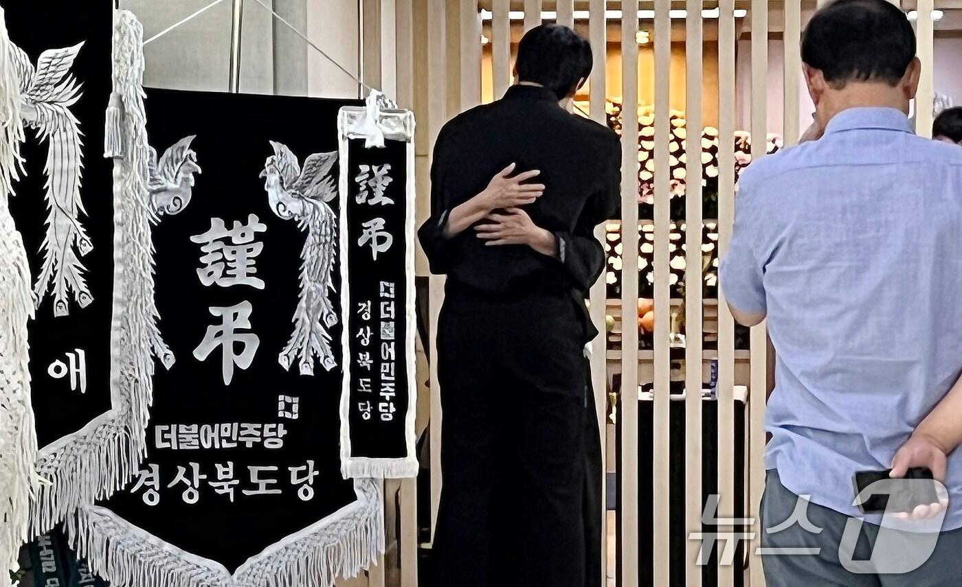 지난 20일 경북 청도군 화양읍 청도대남병원장례식장에 마련된 경부선 무궁화호 열차사고 희생자 빈소에서 어머니가 아들의 친구를 부둥켜안으며 오열하고 있다. 2025.8.20/뉴스1 ⓒ News1 공정식 기자