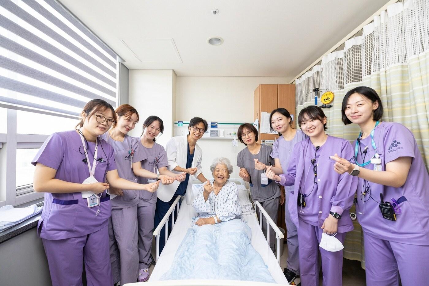 중앙대병원 심장혈관흉부외과팀이 고령 심장판막질환자 수술 후 기념촬영을 하고 있다(중앙대병원 제공)