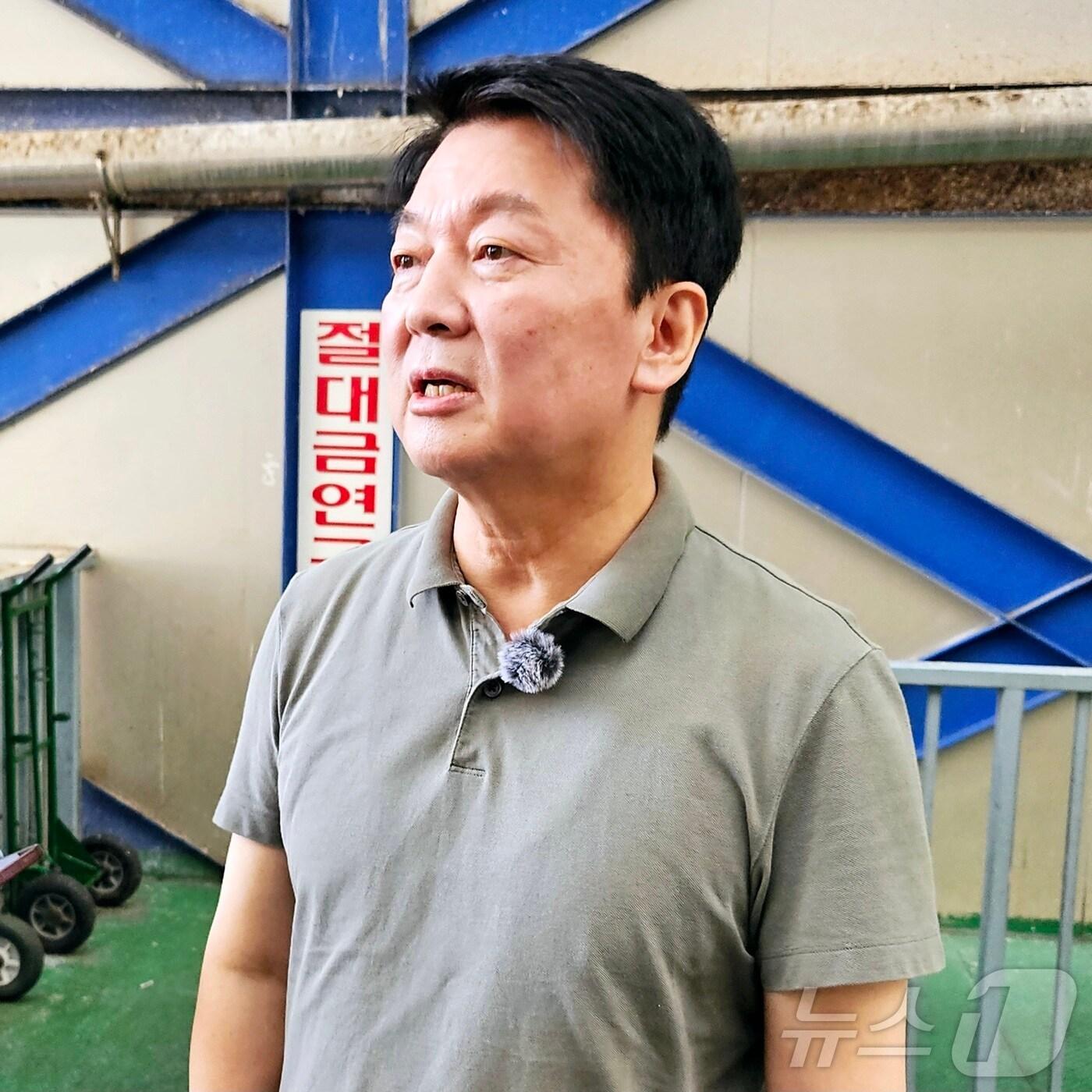 본문 이미지 - 국민의힘 8·22 전당대회 당 대표에 출마한 안철수 의원&#40;경기 성남시 분당구갑&#41;이 20일 오후 대구 서문시장에서 취재진 질문에 답변하고 있다. 2025.8.20/뉴스1 ⓒ News1 남승렬 기자