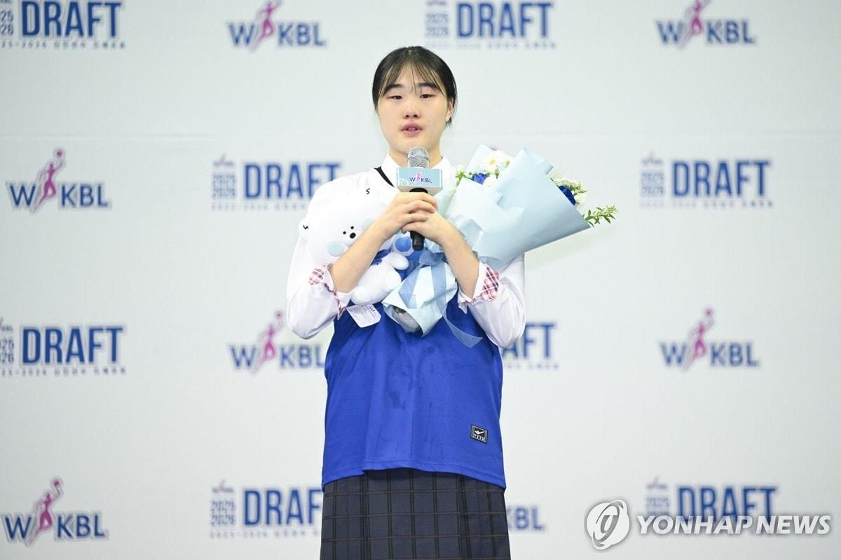 본문 이미지 - 여자 프로농구 신인 드래프트 전체 1순위 지명을 받은 이가현(인천 신한은행). (WKBL 제공)