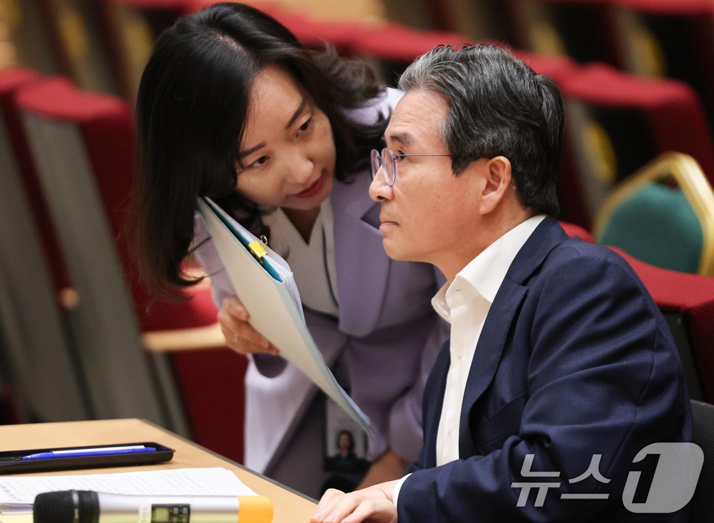 본문 이미지 - 김용범 정책실장과 전은수 부대변인이 20일 서울 용산 대통령실 청사에서 열린 기자간담회에 앞서 대화하고 있다. 2025.8.20/뉴스1 ⓒ News1 허경 기자