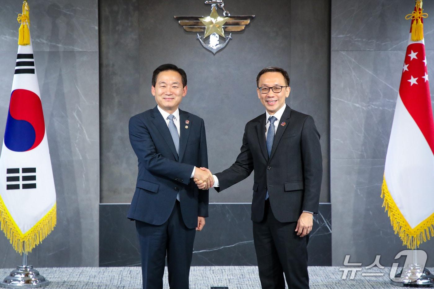 이두희 국방부 차관과 찬 헹 키 싱가포르 국방부 차관. (출처 국방일보)