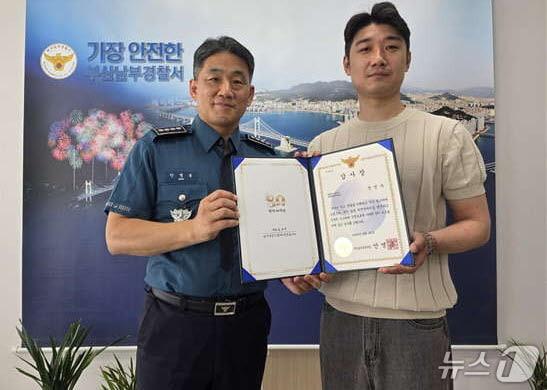 본문 이미지 - 부산 남부경찰서가 실종경보문자로 지적장애인을 발견해 신고한 시민에게 감사장을 전달하고 있다.(남부경찰서 제공. 재판매 및 DB 금지)
