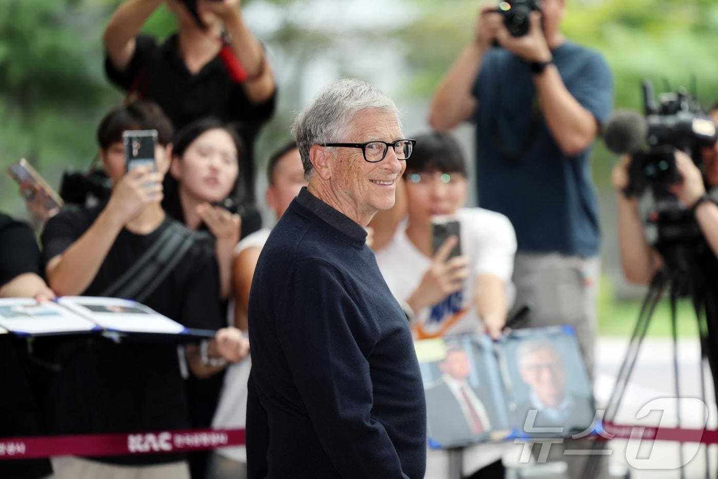 마이크로소프트&#40;MS&#41;의 공동창업자이자 `빌 앤드 멀린다 게이츠 재단` 이사장인 빌 게이츠가 20일 오후 서울 강서구 서울김포비즈니스항공센터를 통해 입국하고 있다. &#40;공동취재&#41; 2025.8.20/뉴스1 ⓒ News1 김진환 기자