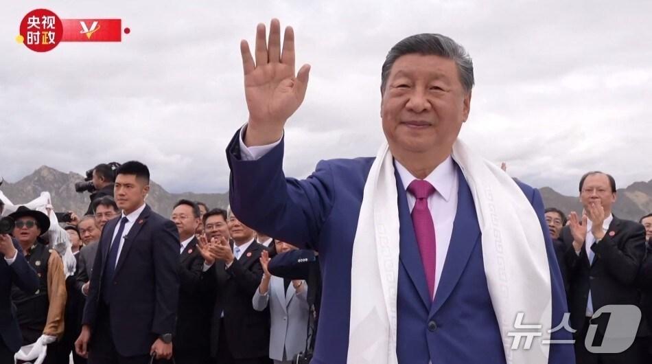 본문 이미지 - 시진핑 중국 국가주석이 20일 시짱&#40;티베트&#41; 자치구 라싸에 도착했다. &#40;CCTV 갈무리&#41;