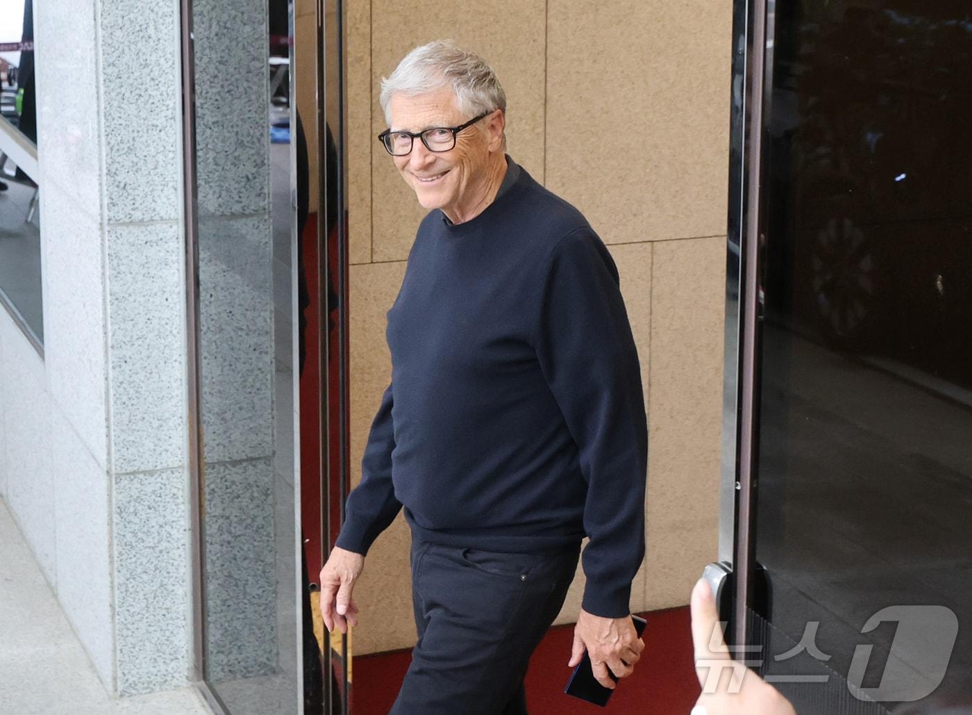 본문 이미지 - 마이크로소프트&#40;MS&#41;의 공동창업자이자 `빌 앤드 멀린다 게이츠 재단` 이사장인 빌 게이츠가 20일 오후 서울 강서구 서울김포비즈니스항공센터를 통해 입국하고 있다. &#40;공동취재&#41; 2025.8.20/뉴스1 ⓒ News1 김진환 기자