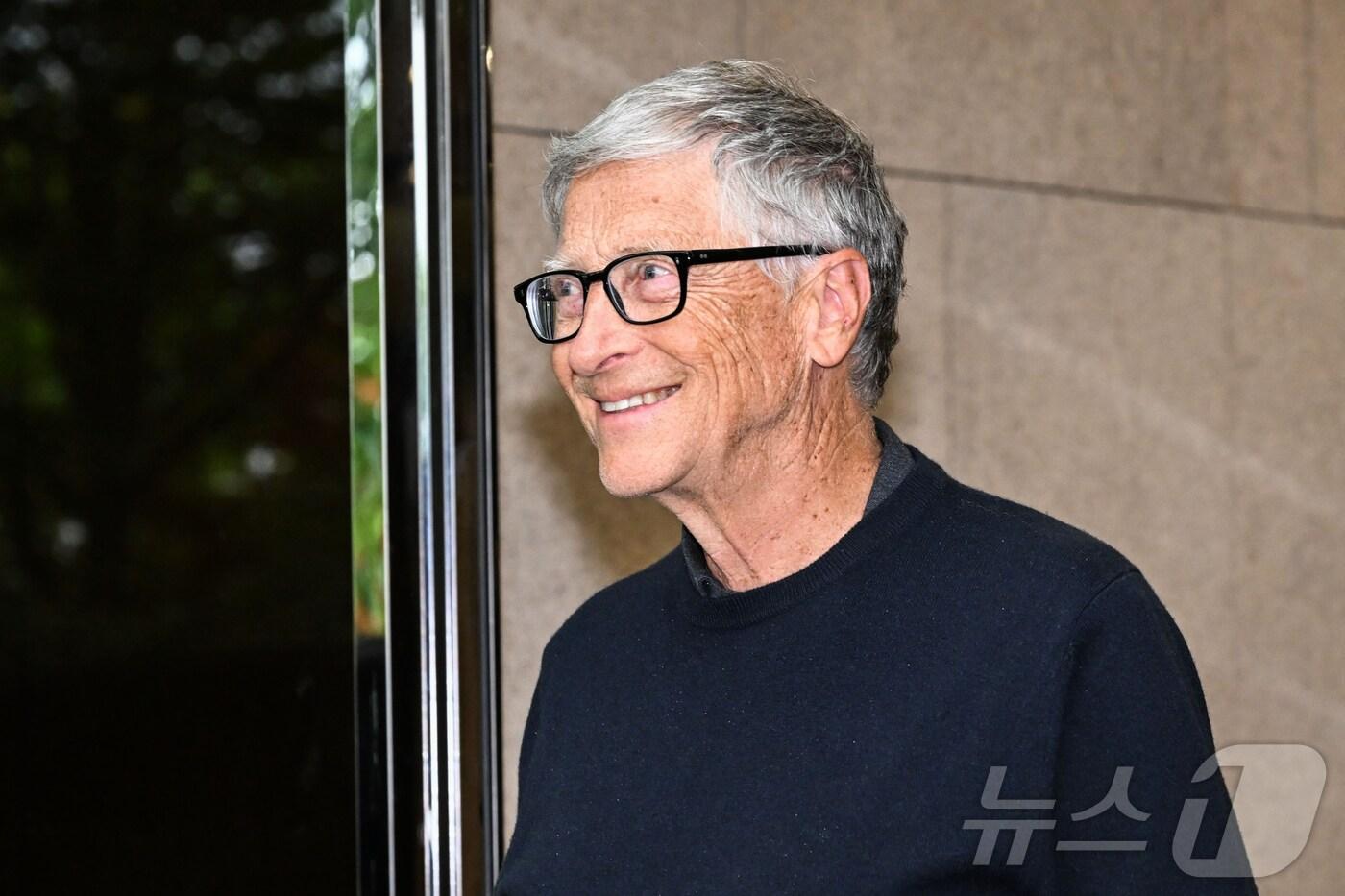 마이크로소프트&#40;MS&#41;의 공동창업자이자 `빌 앤드 멀린다 게이츠 재단` 이사장인 빌 게이츠가 20일 오후 서울 강서구 서울김포비즈니스항공센터를 통해 입국하고 있다. &#40;공동취재&#41; 2025.8.20/뉴스1 ⓒ News1 김진환 기자