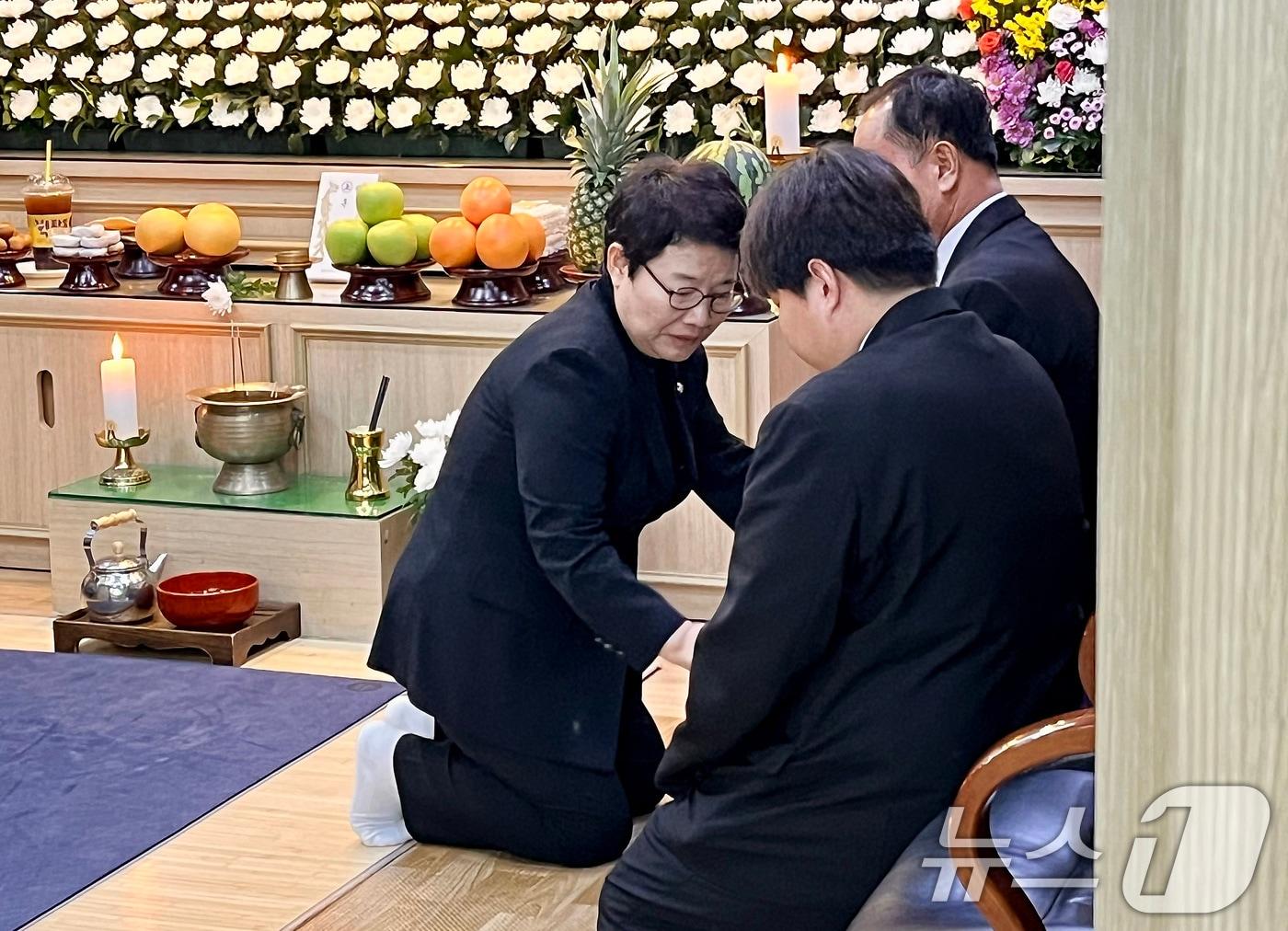 본문 이미지 - 임이자 국민의힘&#40;경북 상주·문경시&#41; 의원이 20일 오후 청도대남병원 장례식장에 마련된 경부선 무궁화호 열차사고 희생자 빈소를 찾아 유가족을 위로하고 있다. ⓒ News1 공정식 기자