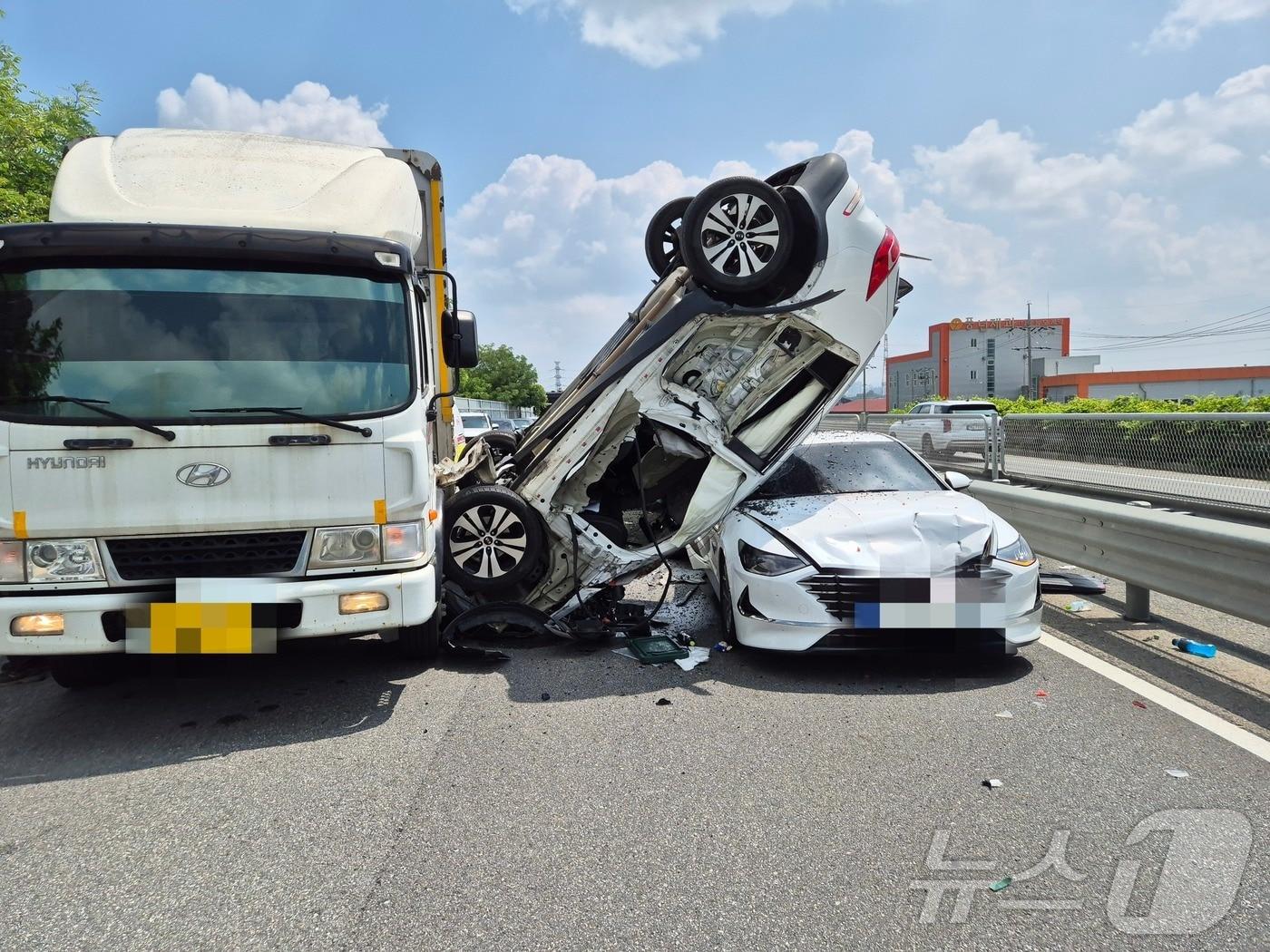 본문 이미지 - 20일 오전 11시 25분께 전북 전주시 덕진구 화전동 도도교차로 인근에서 SUV 등 차량 4대가 연쇄 추돌했다.(전북 소방 제공. 재판매 및 DB금지) ⓒ News1 장수인 기자