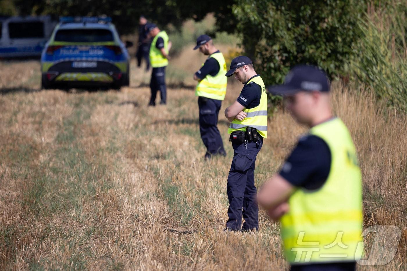 폴란드 국경 루블린주 오시니 마을의 한 옥수수밭에서 미상 물체가 폭발해 20일 경찰이 출동해 있다. 2025.8.20 ⓒ 로이터=뉴스1 ⓒ News1 강민경 기자