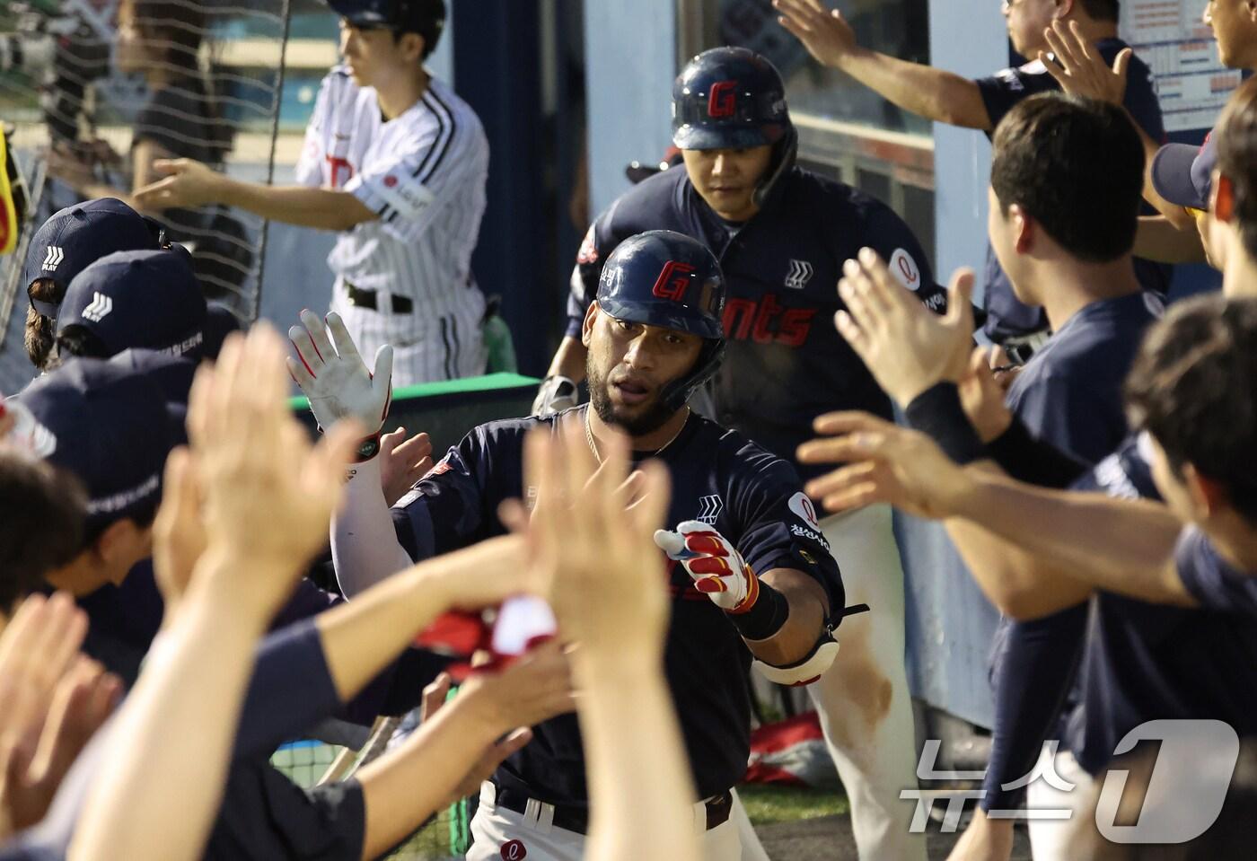 20일 서울 송파구 잠실야구장에서 열린 프로야구 &#39;2025 신한 SOL 뱅크 KBO리그&#39; 롯데 자이언츠 대 LG 트윈스 경기, 3회초 롯데 공격 1사 1, 2루 상황에서 레이예스가 쓰리런을 친 뒤 동료들의 환호 속에 더그아웃에 들어가고 있다. 2025.8.20/뉴스1 ⓒ News1 장수영 기자