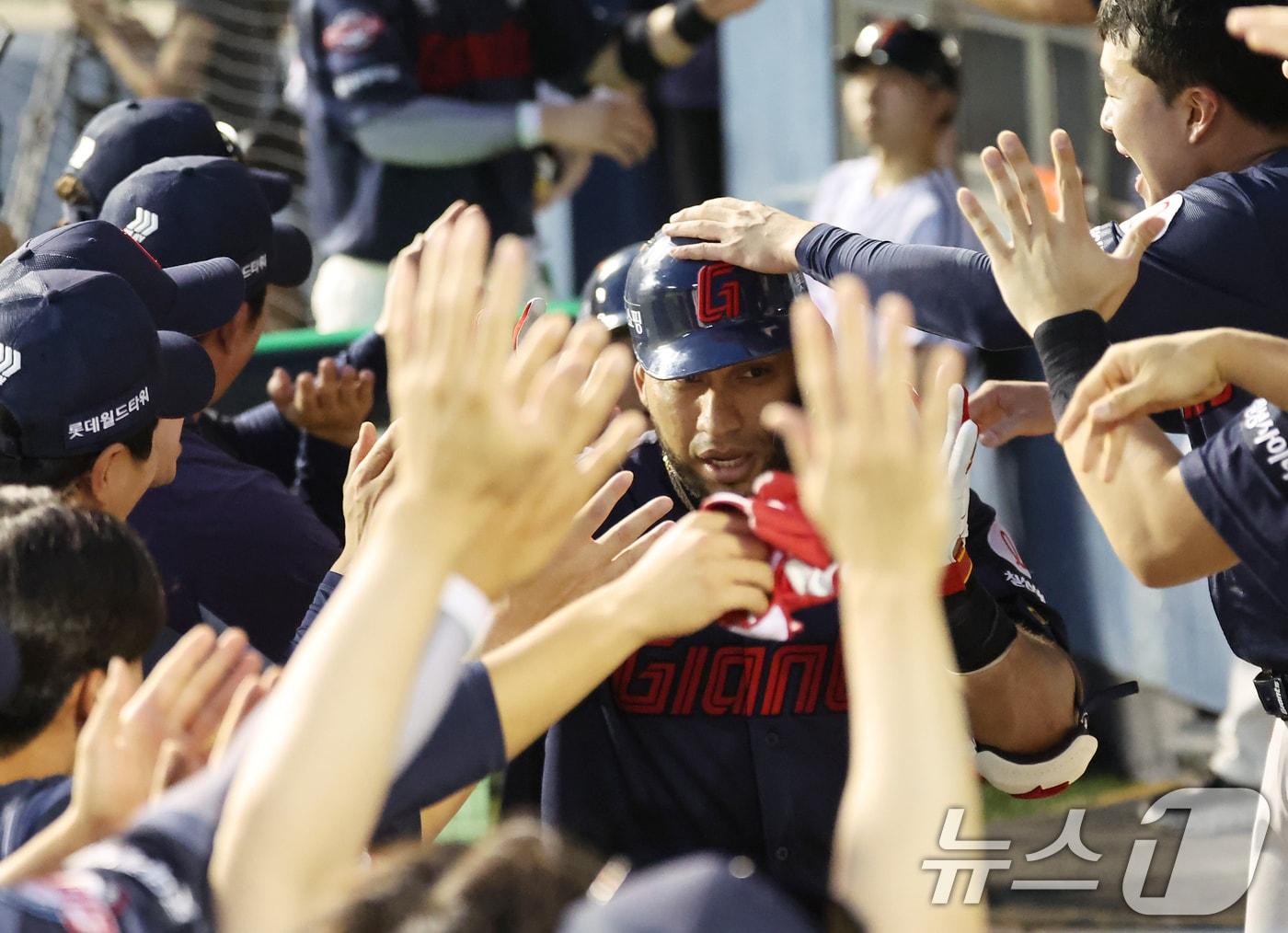 본문 이미지 - 20일 서울 송파구 잠실야구장에서 열린 프로야구 &#39;2025 신한 SOL 뱅크 KBO리그&#39; 롯데 자이언츠 대 LG 트윈스 경기, 3회초 롯데 공격 1사 1, 2루 상황에서 레이예스가 쓰리런을 친 뒤 동료들의 환호 속에 더그아웃에 들어가고 있다. 2025.8.20/뉴스1 ⓒ News1 장수영 기자