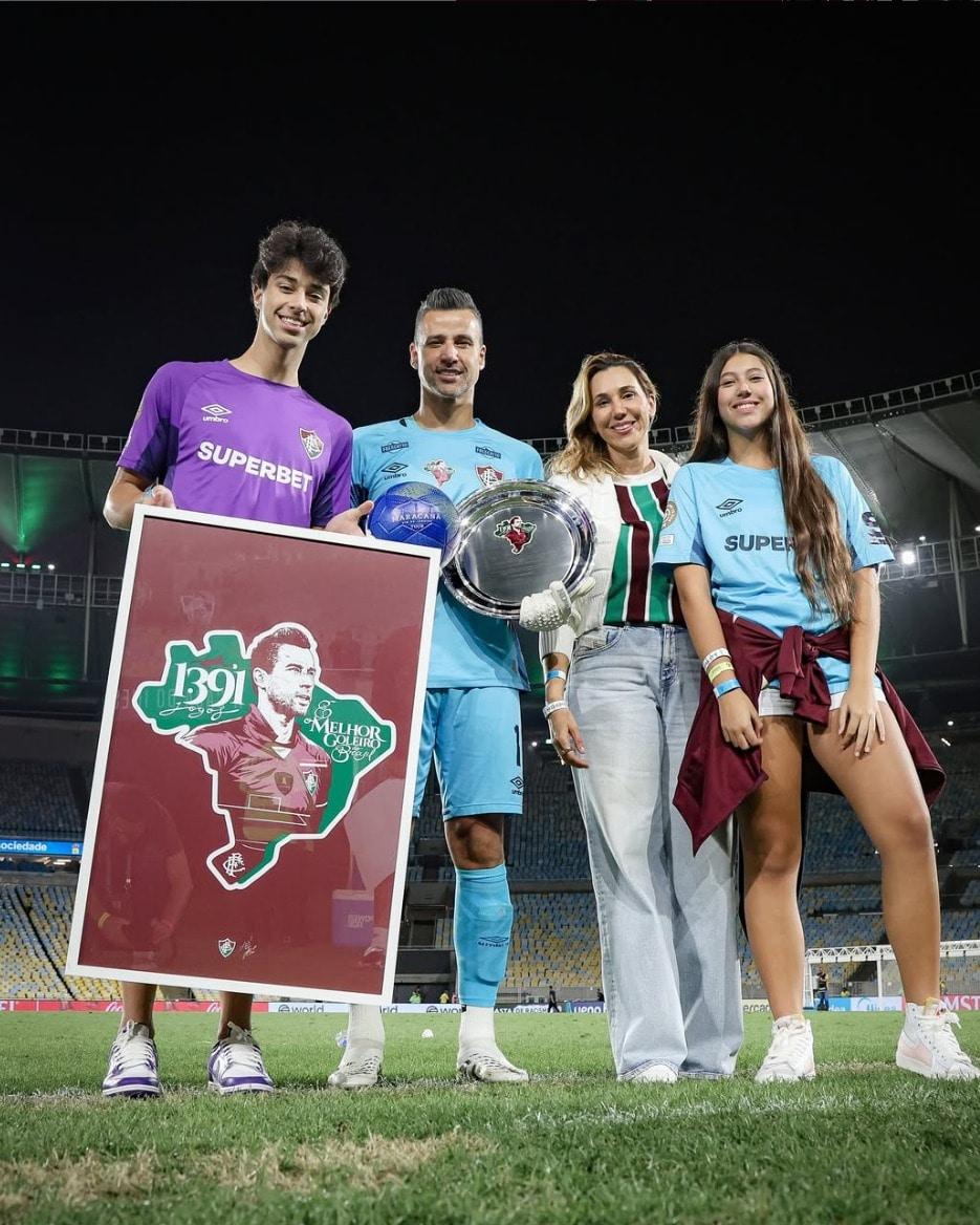 본문 이미지 - 20일(한국시간) 축구 최다 출전 세계신기록을 세운 파비우(왼쪽에서 2번째)가 가족들과 기념 촬영을 하고 있다. (플루미넨시 SNS 캡처)