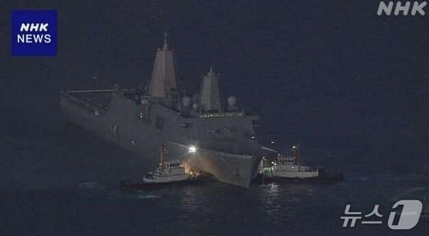 본문 이미지 - 일본 오키나와현 우루마시 인근 해상에 있던 미국 뉴올리언스함에서 화재가 발생해 자위대 선박이 진화에 나섰다. &lt;출처=NHK 캡처&gt;
