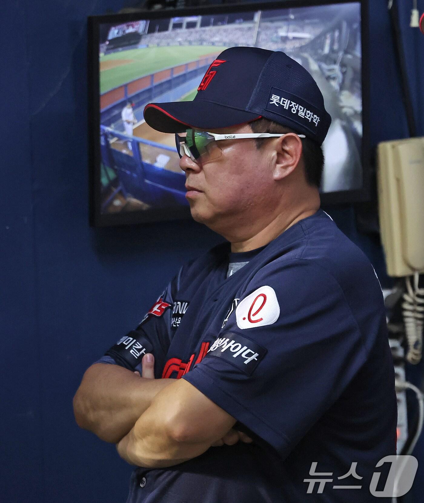 본문 이미지 - 20일 서울 송파구 잠실야구장에서 열린 프로야구 '2025 신한 SOL 뱅크 KBO리그' 롯데 자이언츠 대 LG 트윈스 경기, 7회말 역전을 허용한 롯데 김태형 감독이 팔짱을 낀 채 경기를 지켜보고 있다. 2025.8.20/뉴스1 ⓒ News1 장수영 기자