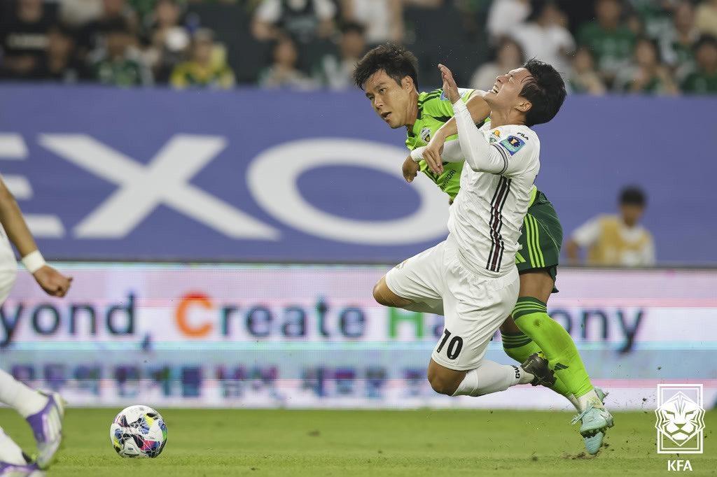 본문 이미지 - 전북과 강원의 코리아컵 경기 모습(대한축구협회 제공) 