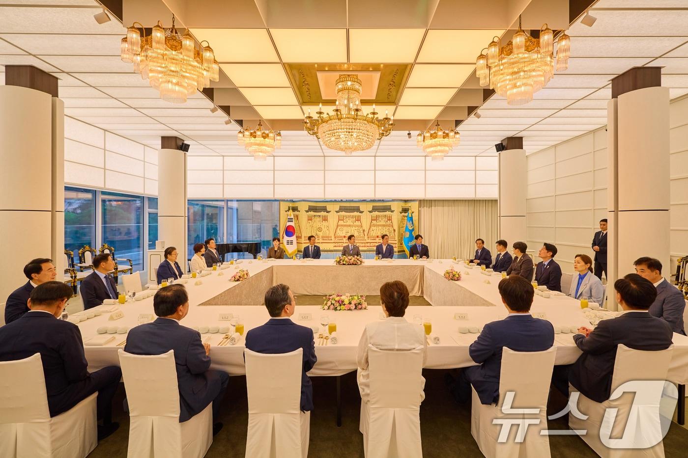 이재명 대통령이 20일 서울 한남동 관저에서 정청래 대표, 김병기 원내대표 등 더불어민주당 신임 지도부와 만찬을 하고 있다. &#40;대통령실 제공. 재판매 및 DB 금지&#41; 2025.8.20/뉴스1 ⓒ News1 허경 기자