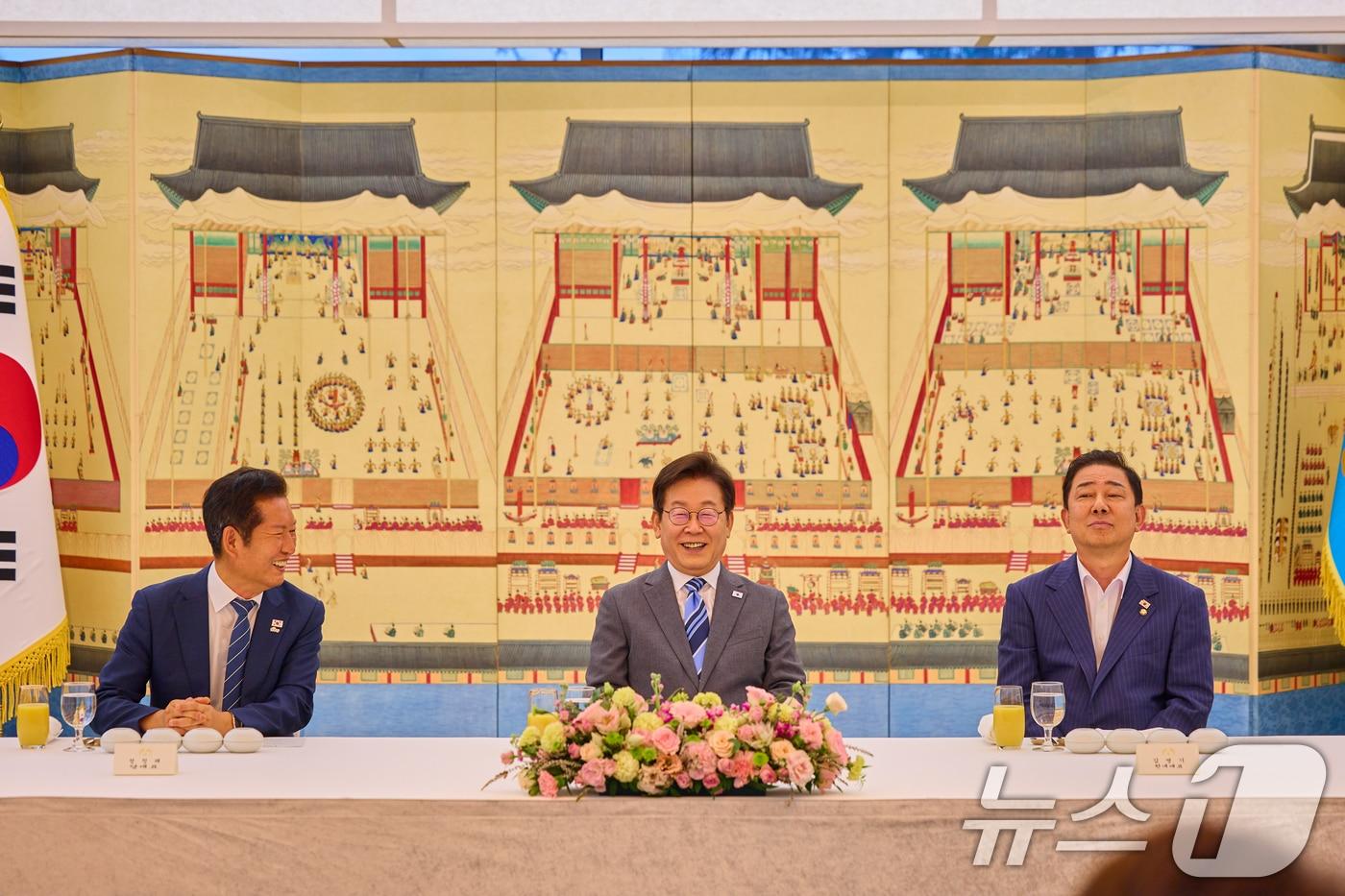이재명 대통령이 20일 서울 한남동 관저에서 정청래 대표, 김병기 원내대표 등 더불어민주당 신임 지도부와 가진 만찬에서 대화하고 있다. &#40;대통령실 제공. 재판매 및 DB 금지&#41; 2025.8.20/뉴스1 ⓒ News1 허경 기자