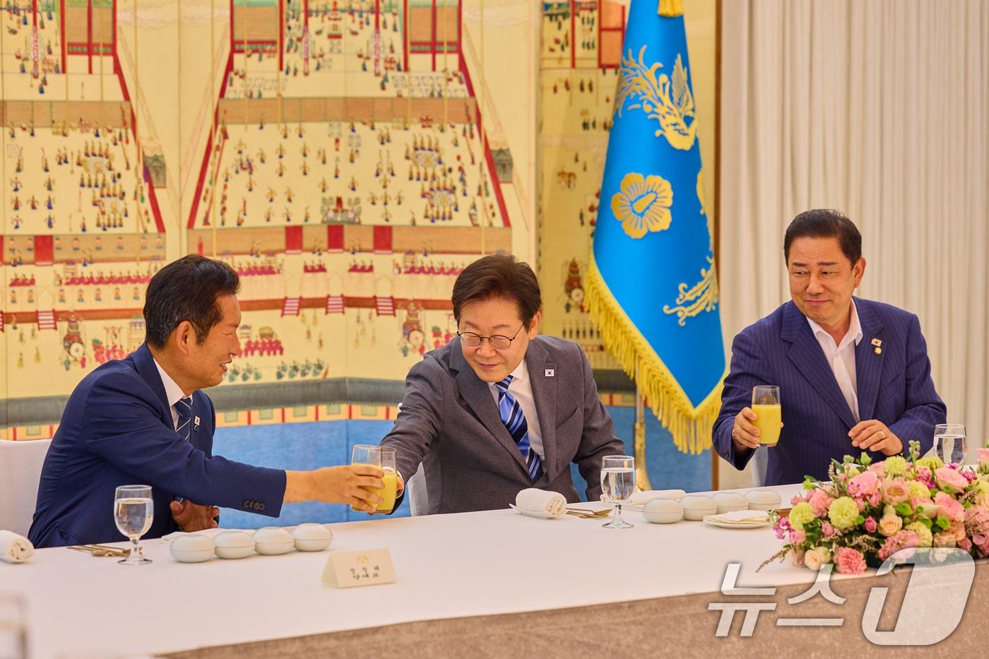 이재명 대통령이 20일 서울 한남동 관저에서 정청래 대표, 김병기 원내대표 등 더불어민주당 신임 지도부와 가진 만찬에서 건배하고 있다. &#40;대통령실 제공. 재판매 및 DB 금지&#41; 2025.8.20/뉴스1 ⓒ News1 허경 기자