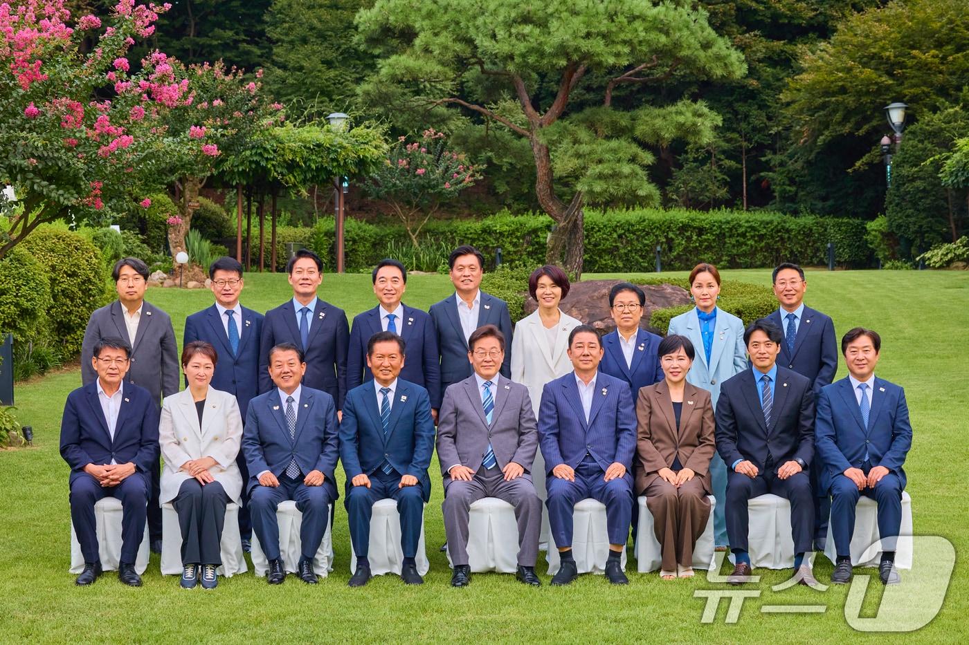 이재명 대통령이 20일 서울 한남동 관저에서 정청래 대표, 김병기 원내대표 등 더불어민주당 신임 지도부와 가진 만찬에서 기념촬영을 하고 있다. &#40;대통령실 제공. 재판매 및 DB 금지&#41; 2025.8.20/뉴스1 ⓒ News1 허경 기자