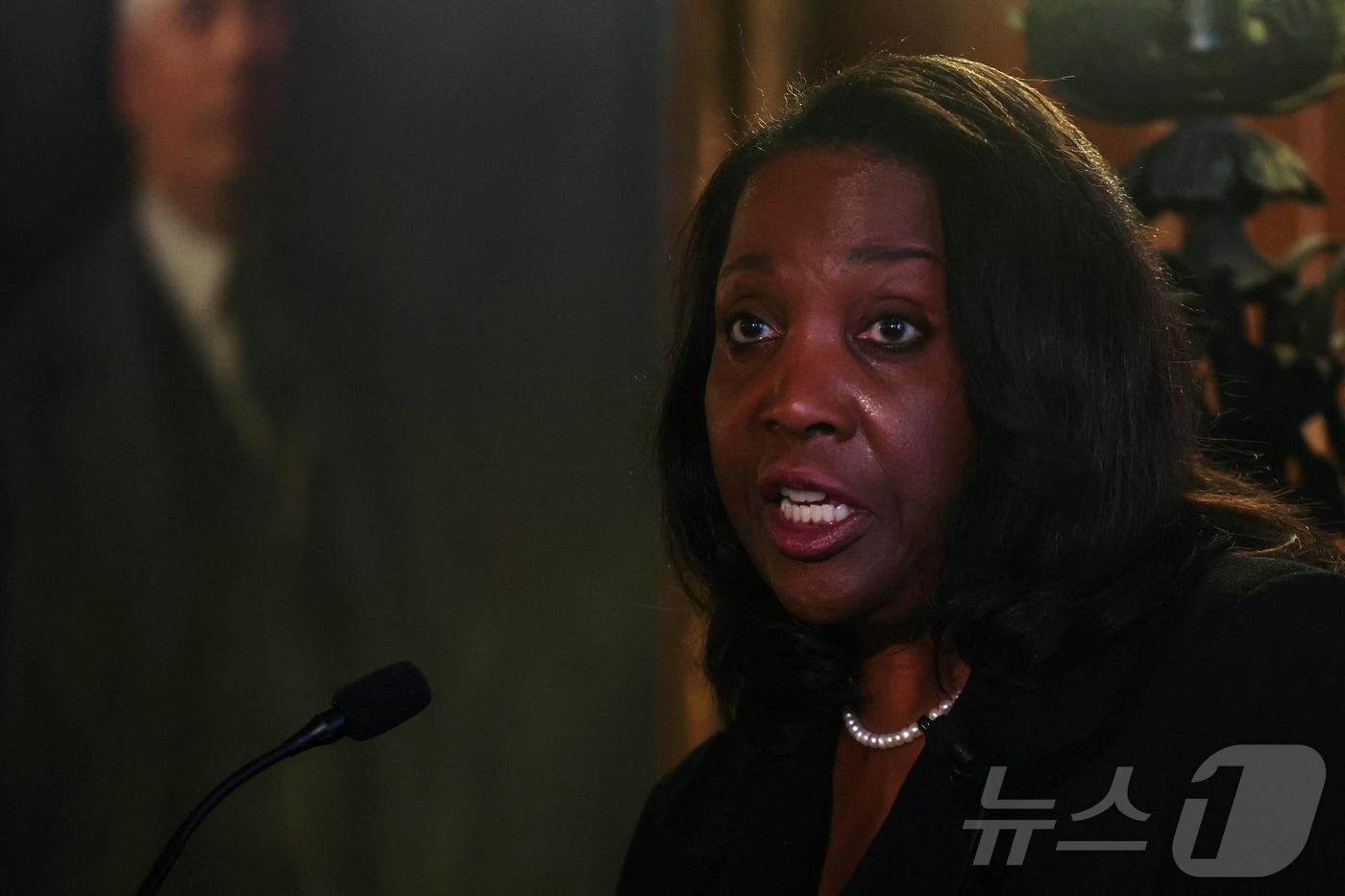 리사 쿡 미국 연방준비제도 이사가 지난 6월 25일 뉴욕시에서 열린 이코노믹 클럽 행사에서 연설하고 있다. 2025.6.25 ⓒ 로이터=뉴스1 ⓒ News1 강민경 기자