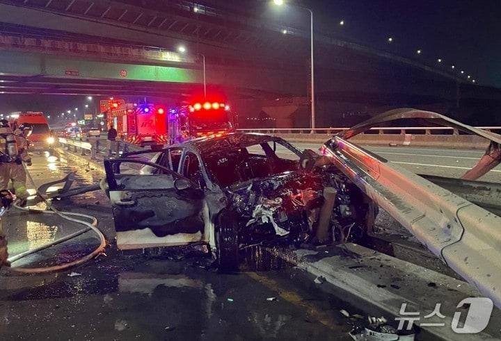 본문 이미지 - 무면허 과속 운전하던 10대가 중앙분리대를 들이받은 사고 현장 모습.(아산소방서 제공)