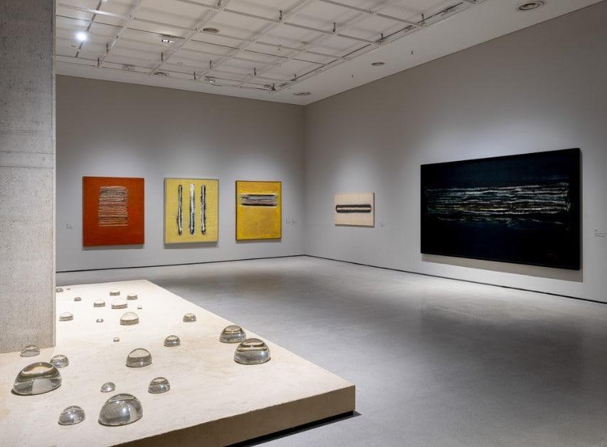 본문 이미지 - '물방울 화가' 김창열 회고전 전시 전경  (국립현대미술관 제공)