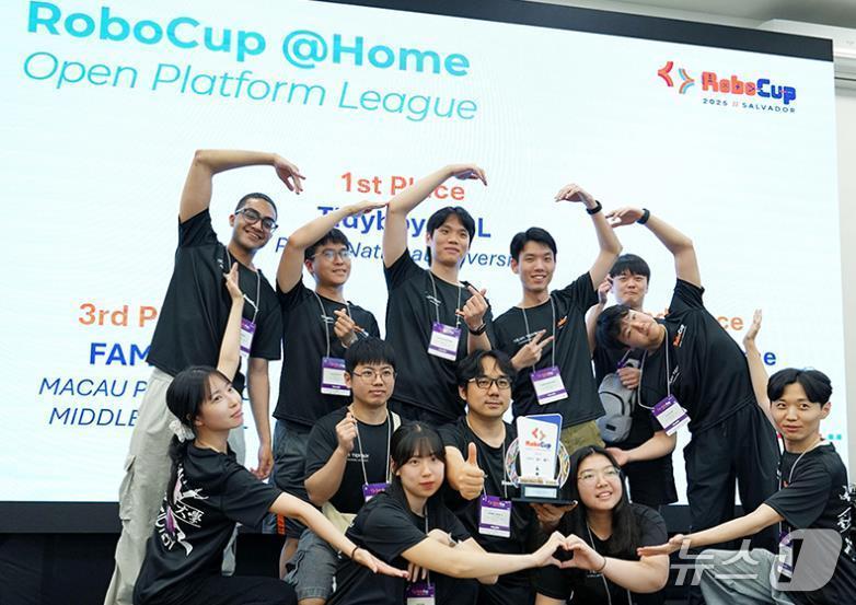 본문 이미지 - 부산대 '타이디보이'팀이 로보컵 2025 홈서비스 부문 우승을 차지하고 기념 촬영하고 있다.(부산시 제공. 재판매 및 DB금지)