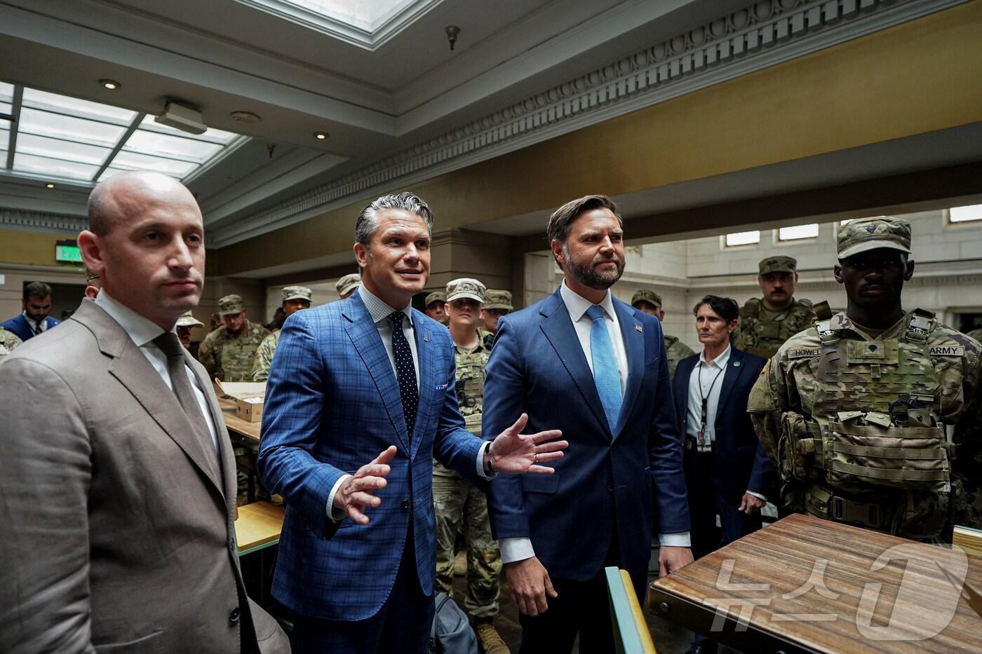 JD 밴스 미국 부통령과 피트 헤그세스 국방부 장관이 20일(현지시간) 도널드 트럼프 대통령의 지시로 수도에 배치된 주(州)방위군을 격려하기 위해 워싱턴DC의 중앙역인 유니언 스테이션을 방문했다. 2025. 08. 20. ⓒ 로이터=뉴스1 ⓒ News1 양은하 기자