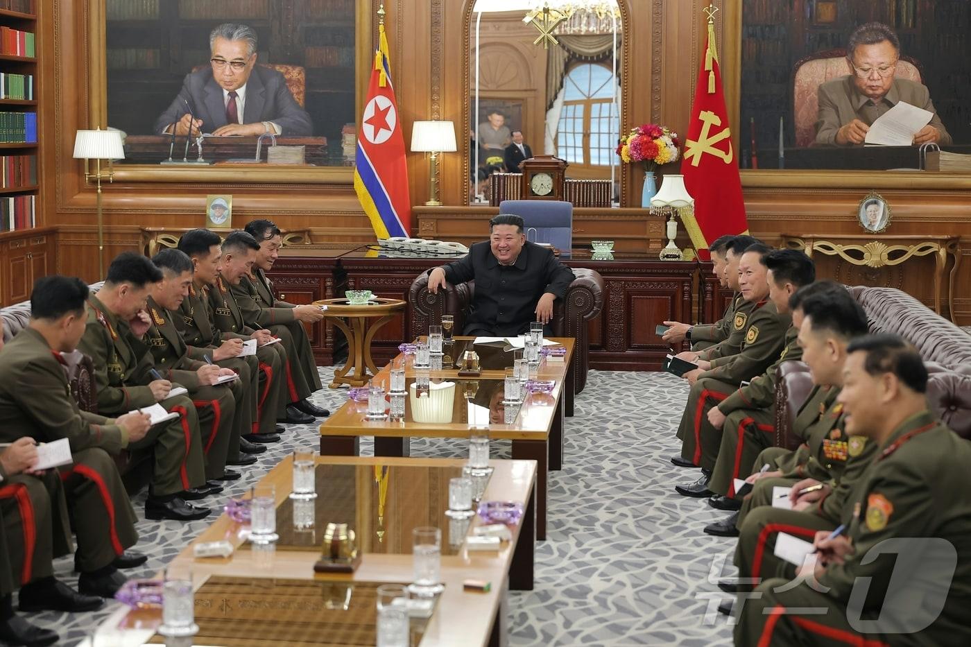 &#40;평양 노동신문=뉴스1&#41; = 북한 노동당 기관지 노동신문은 김정은 당 총비서가 전날인 20일 조선민주주의인민공화국 국가표창수여식에 참가하기 위하여 귀국한 조선인민군 해외작전부대 주요지휘관들을 만났다고 21일 보도했다. [국내에서만 사용가능. 재배포 금지. DB 금지. For Use Only in the Republic of Korea. Redistribution Prohibited] rodongphoto@news1.kr