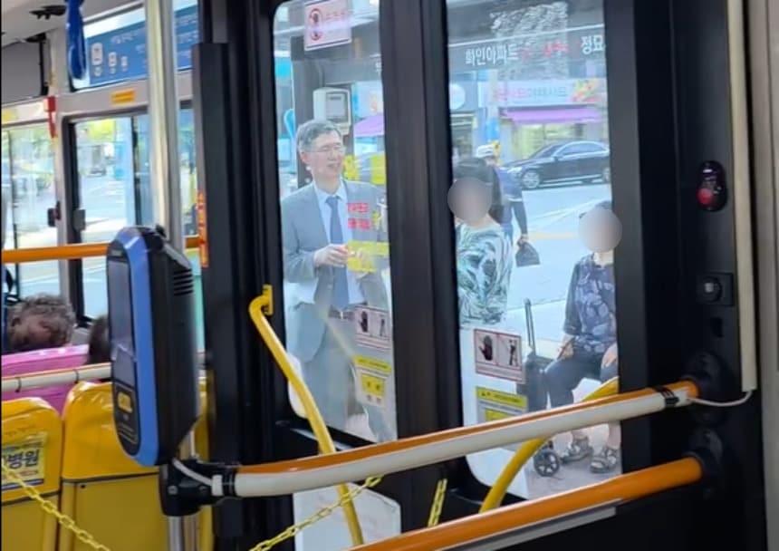 본문 이미지 - 부산의 한 버스정류장에서 포착된 문형배 전 헌법재판소장 권한대행. &#40;보배드림&#41;