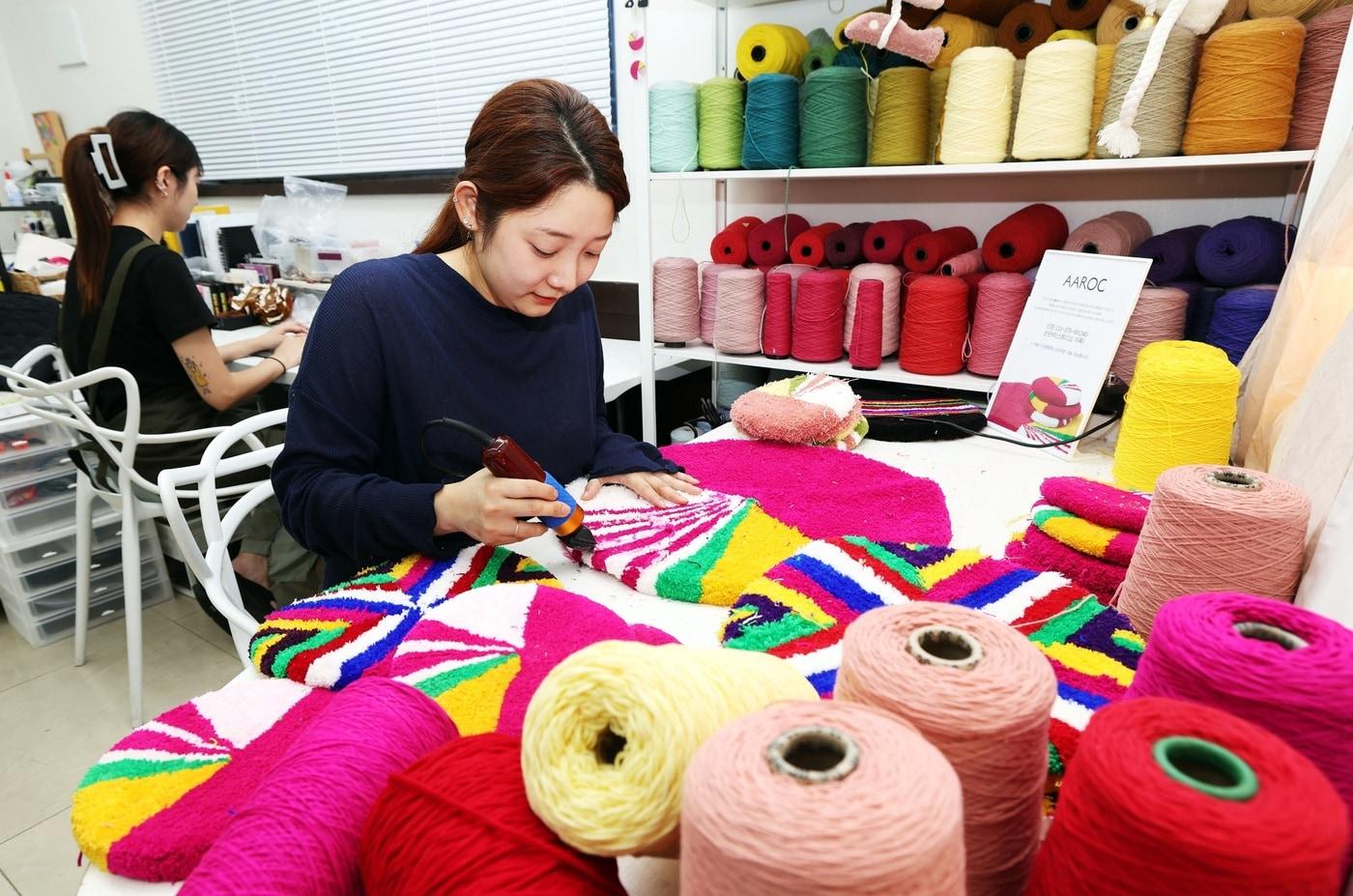청년가게 5호점 섬유공예공방 '스튜디오 아록' 운영자 작업모습(노원구 제공)