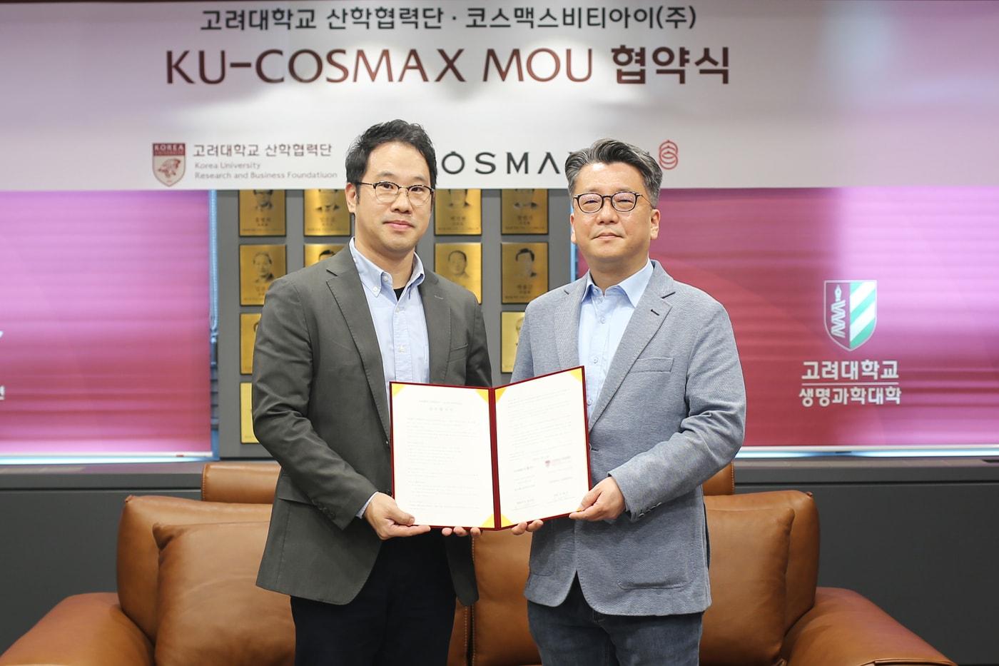 서울 성북구 고려대학교에서 열린 업무협약식에서 이동걸 코스맥스비티아이 MB랩장(왼쪽)과 이병천 고려대 산학협력단 부단장이 기념 촬영을 하고 있다.(코스맥스제공)