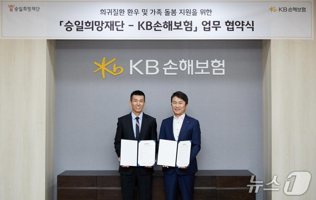 본문 이미지 - KB손해보험은 지난 20일, 서울 강남구 역삼동에 위치한 KB손해보험 본사에서 재단법인 승일희망재단과 루게릭병을 비롯한 중증·희귀질환 환우와 가족들을 위한 돌봄 지원 및 국민 인식 개선을 위한 업무협약을 체결했다. 이날 협약식 참여한 KB손해보험 구본욱 사장(오른쪽)과 승일희망재단 로션김 이사장(왼쪽)이 기념사진을 찍고 있다./사진제공=KB손해보험