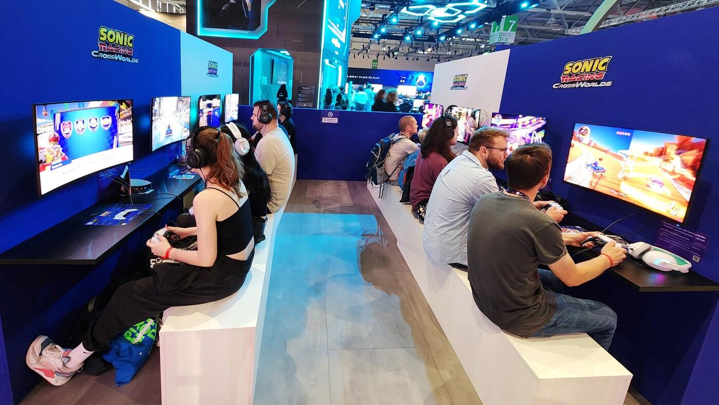 독일 쾰른 &#39;게임스컴 2025&#39; 세가 부스에서 삼성디스플레이 QD-OLED가 탑재된 모니터로 신작 게임을 체험하는 관람객의 모습&#40;삼성디스플레이 제공&#41;. ⓒ 뉴스1