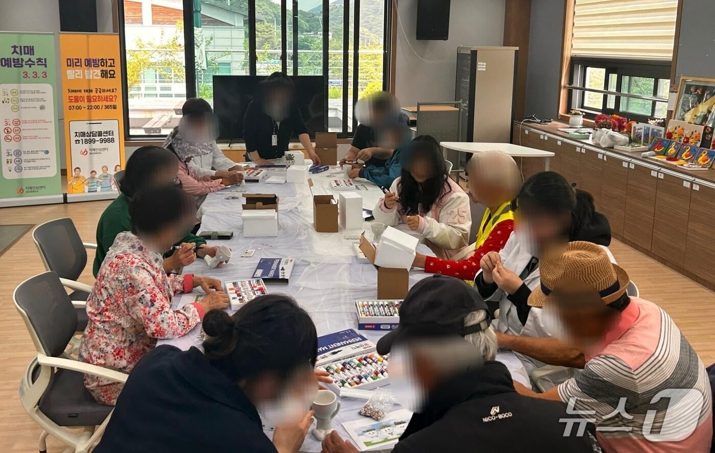 충북 괴산 기억지킴이센터 프로그램 진행 모습.(괴산군 제공)/뉴스1