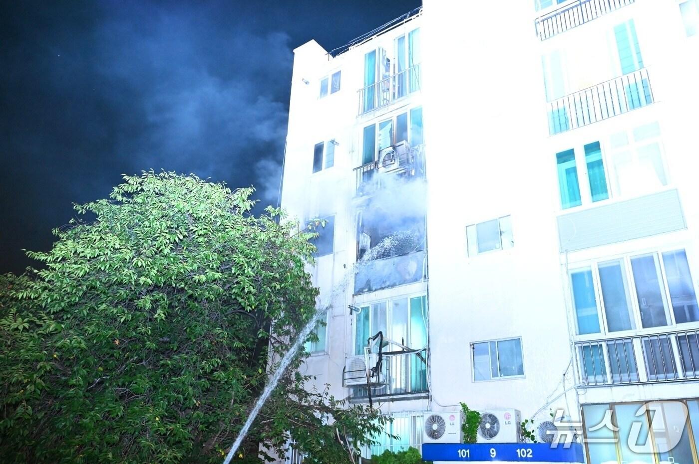 21일 0시 47분쯤 대구 서구 중리동 5층짜리 아파트 3층에서 불이 나 소방 당국이 진화하고 있다. (대구소방본부 제공. 재판매 및 DB 금지) 2025.8.21/뉴스1