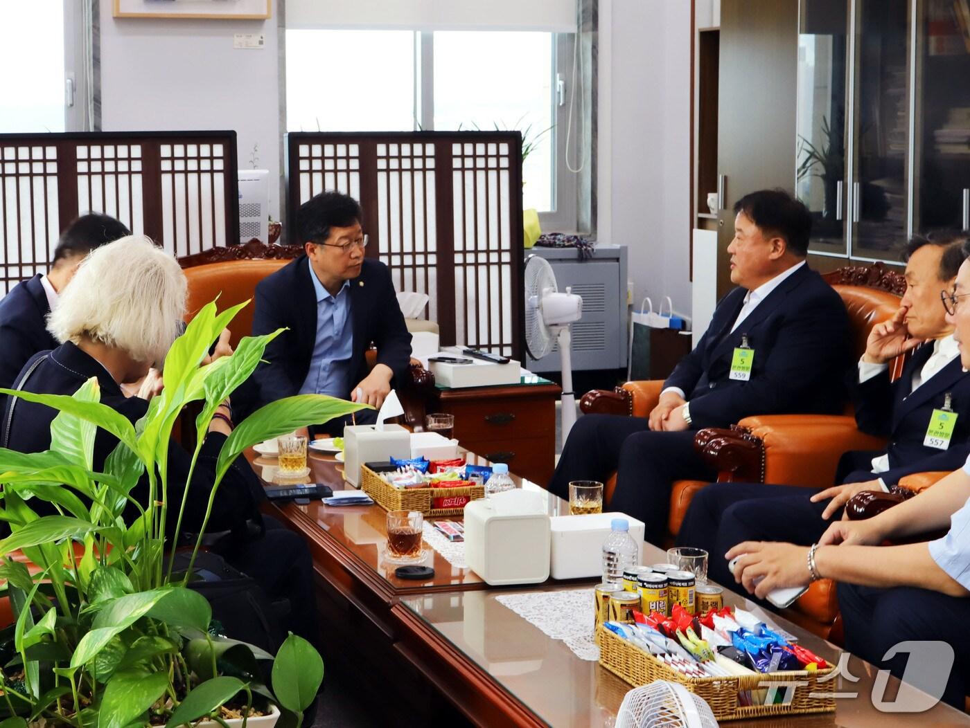 본문 이미지 - 안호영 더불어민주당 의원이 국회에서 김상진 아시아태권도연맹(ATU) 회장, 이상기 태권도진흥재단 이사 등을 만나 간담회를 갖고 있다.(의원실제공. 재판매 및 DB금지)2025.8.21/뉴스1