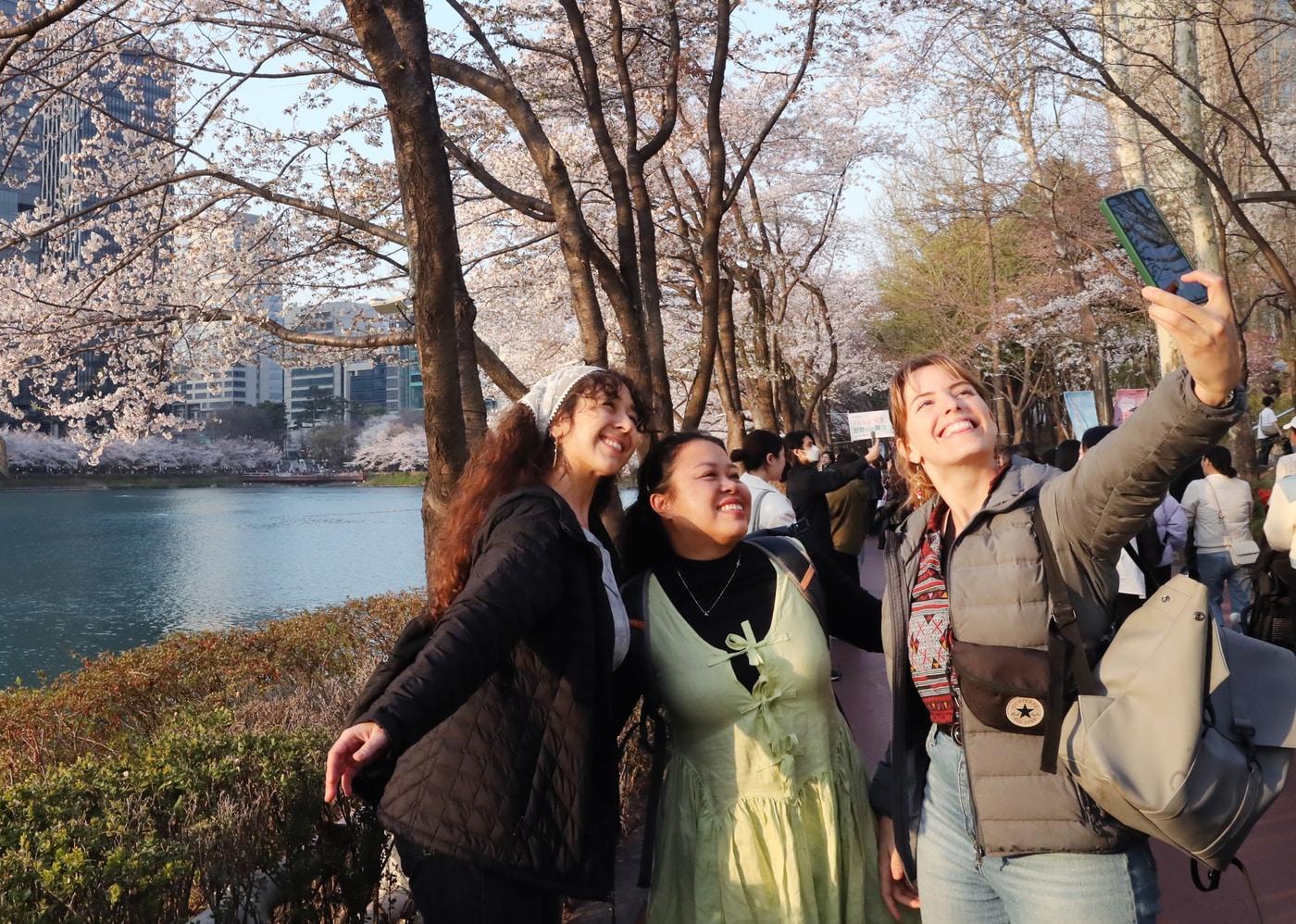 석촌호수 찾은 외국인 관광객&#40;송파구 제공&#41;