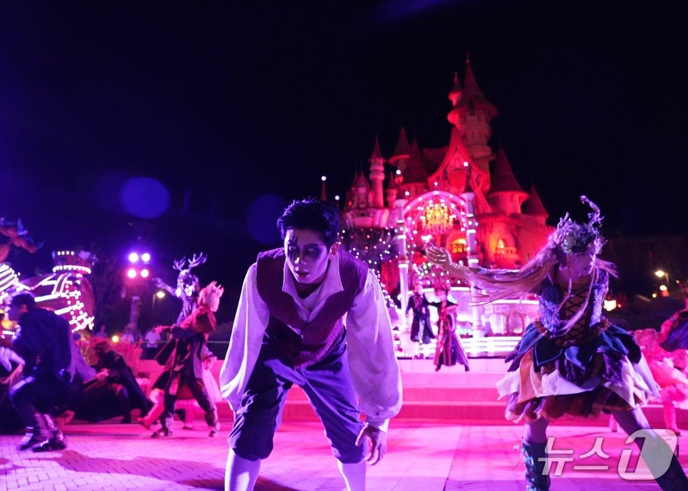 롯데월드 어드벤처 부산, 사직야구장에 좀비가! 롯데월드 어드벤처 부산, 8월 29일부터 3일간 특별 공연.(롯데월드 어드벤처 부산 제공. 재판매 및 DB금지)