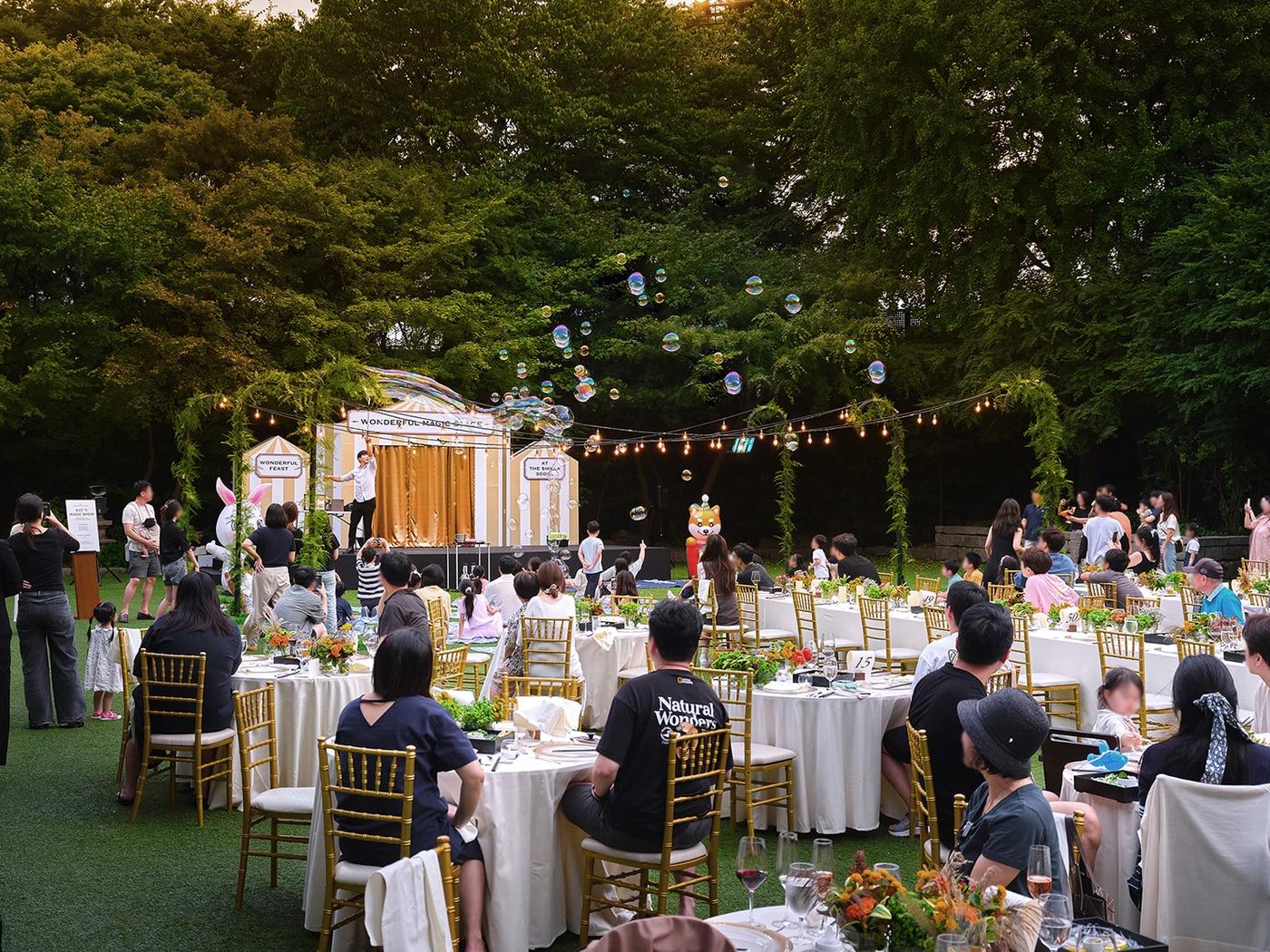 본문 이미지 - 지난해 추석 영빈관 마술쇼. (서울신라호텔 제공). 