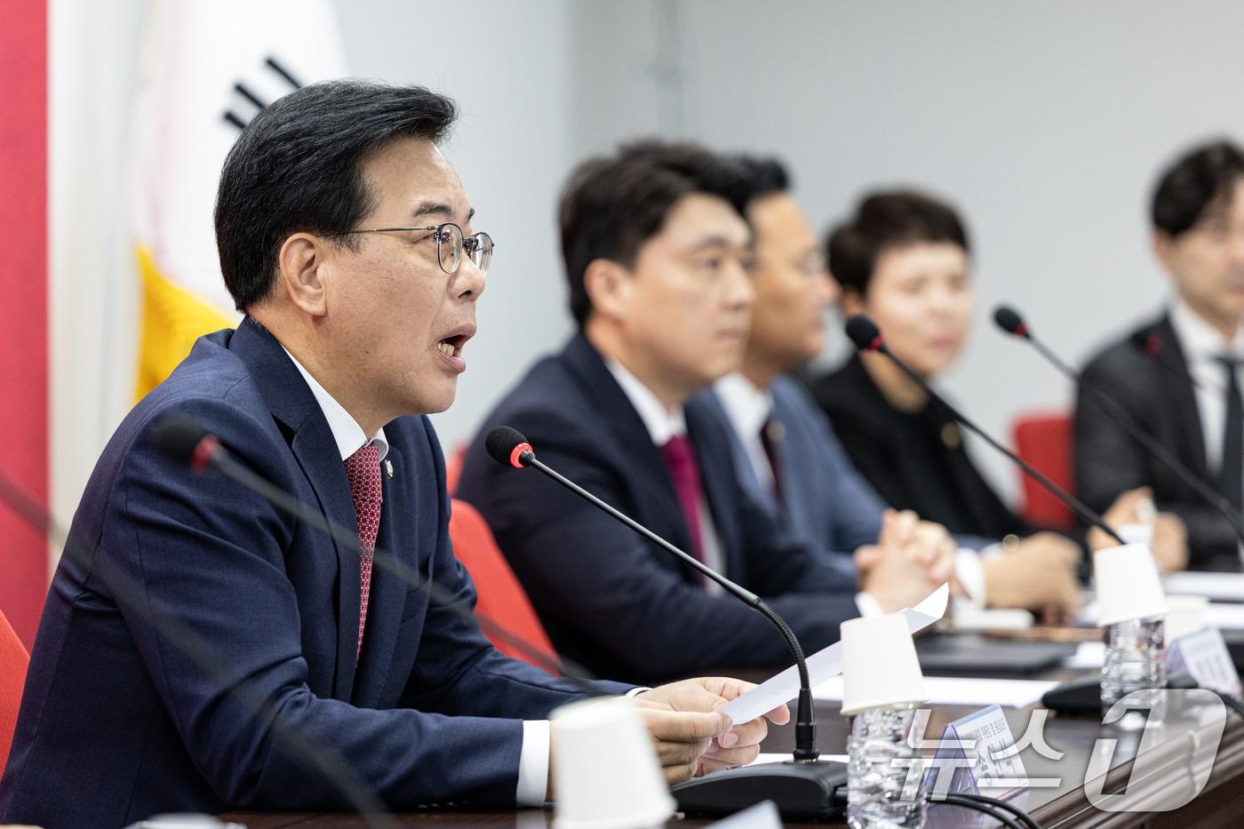 송언석 국민의힘 비상대책위원장 겸 원내대표가 21일 서울 여의도 국민의힘 중앙당사에서 비상대책위원회의를 주재하고 있다. ⓒ News1 이승배 기자