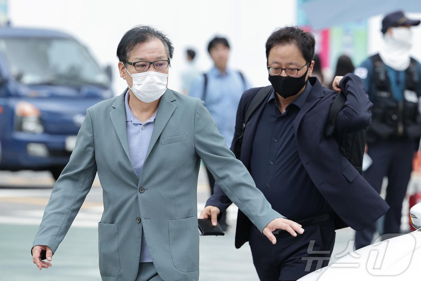 김건희 여사와 친분을 이용해 각종 청탁을 받은 의혹이 제기된 건진법사 전성배 씨가 민중기 특별검사팀(김건희 특검팀) 사무실로 향하고 있다.  2025.8.21/뉴스1 ⓒ News1 신웅수 기자