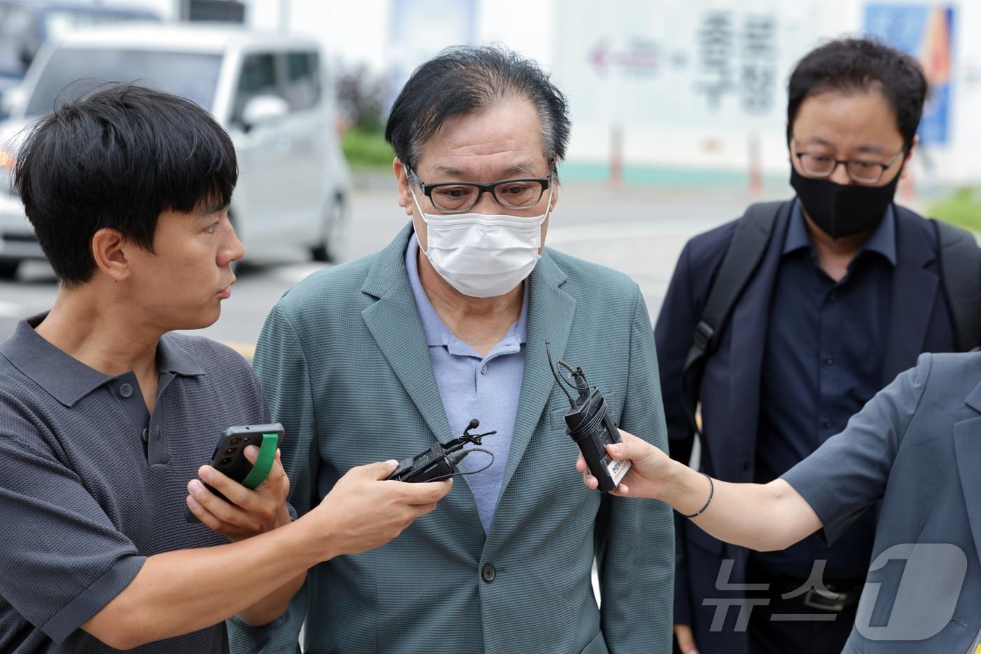 본문 이미지 - 김건희 여사와 친분을 이용해 각종 청탁을 받은 의혹이 제기된 건진법사 전성배 씨가 지난해 8월 21일 서울 종로구에 마련된 민중기 특별검사팀(김건희 특검팀) 사무실로 향하고 있다./뉴스1 ⓒ News1 신웅수 기자